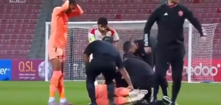 Đang thi đấu trên sân, nam cầu thủ bất ngờ đổ gục lên cơn co giật